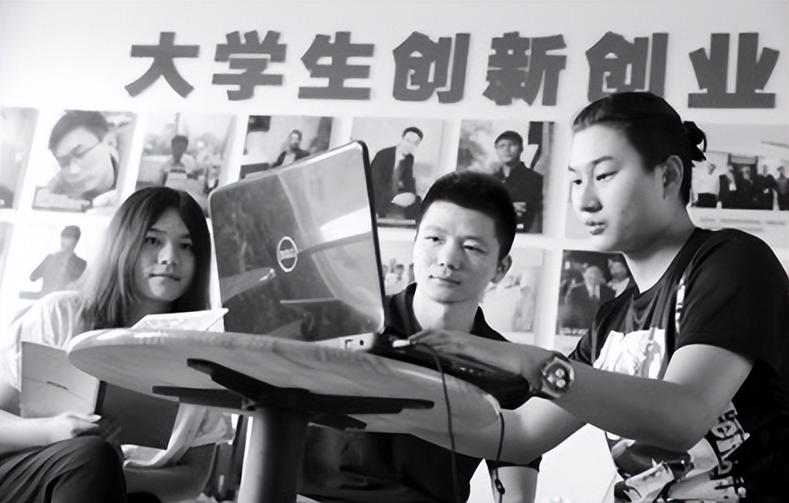 农民捡破烂捡到一个弃婴身价过亿,农村娃靠收废品为生全集