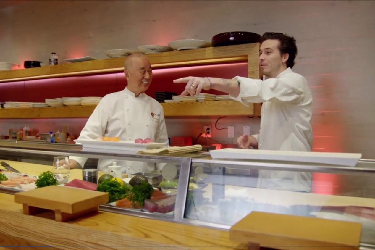 小贝儿子转行厨师被狂嘲！花60万请人炸鱼，网友怒骂关系户