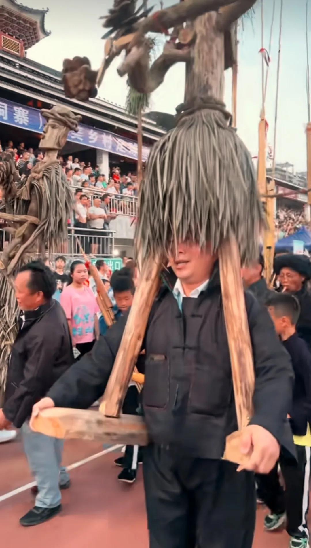 村超少数民族时装秀完整版,村超上演民族服装秀