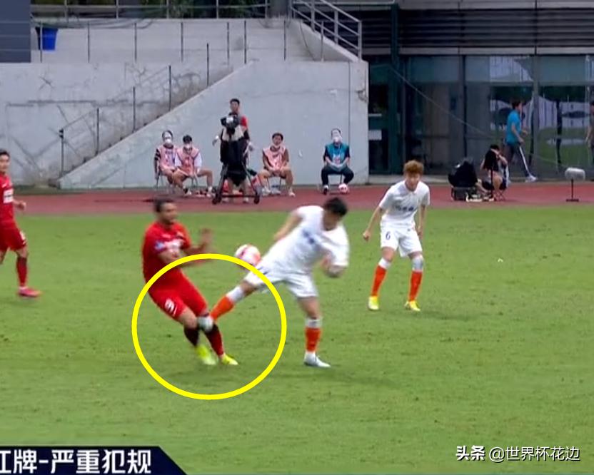 石柯停球,石柯离谱失误遭山东队友红牌特写