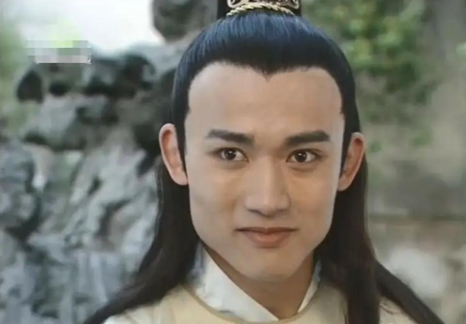 发际线秃的男星,盘点十大秃头男星佩戴假发