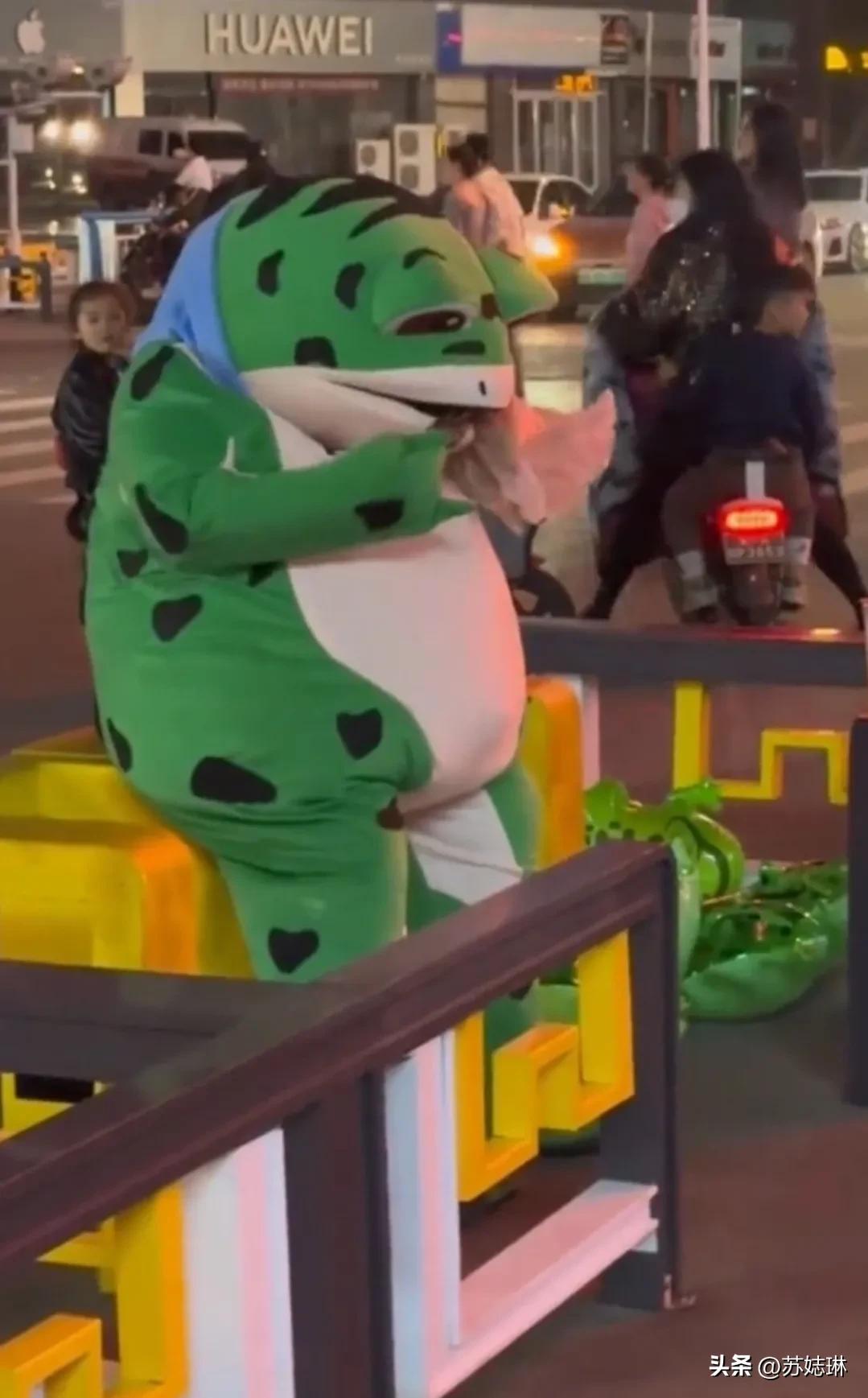网红青蛙遭城管制止，无奈脱掉衣服，有话不能好好说吗？