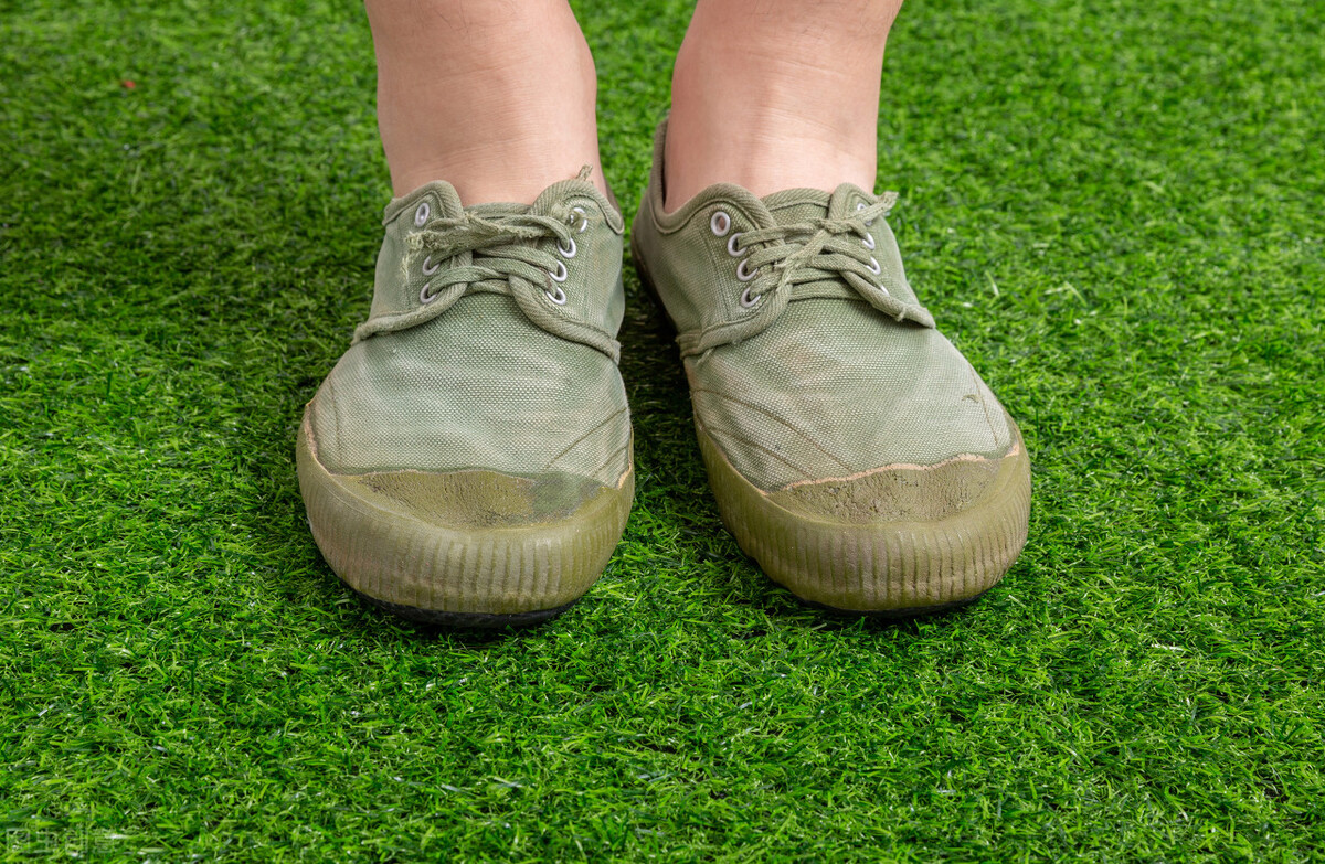 小学一年级足球课第一节,三圣路小学第一节足球课