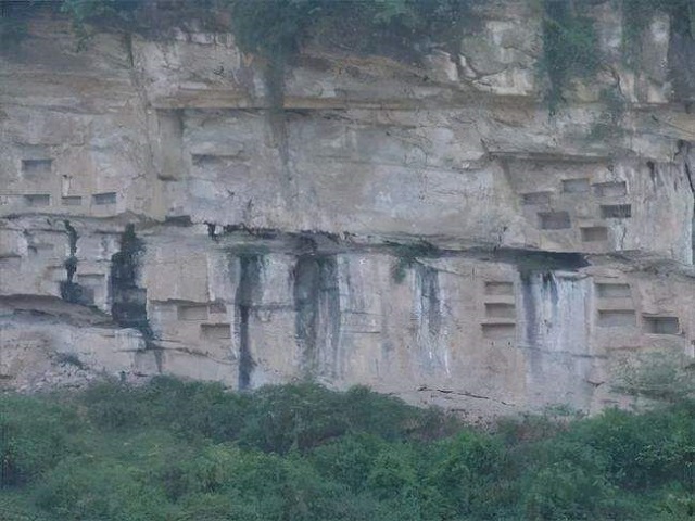 贵州背尸人以背尸为生,贵州背尸人徒手攀爬悬崖