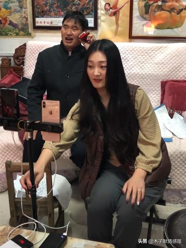 大衣哥替儿子送花,大衣哥资助贫困学生回朱楼村报恩