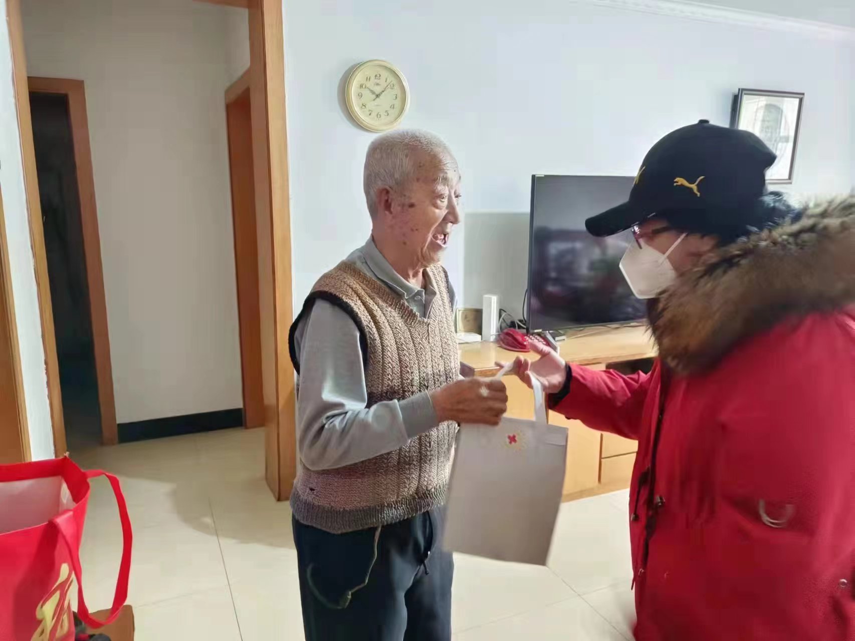 【光明路街道】*党**建+|暖心服务小分队温暖冬日青城