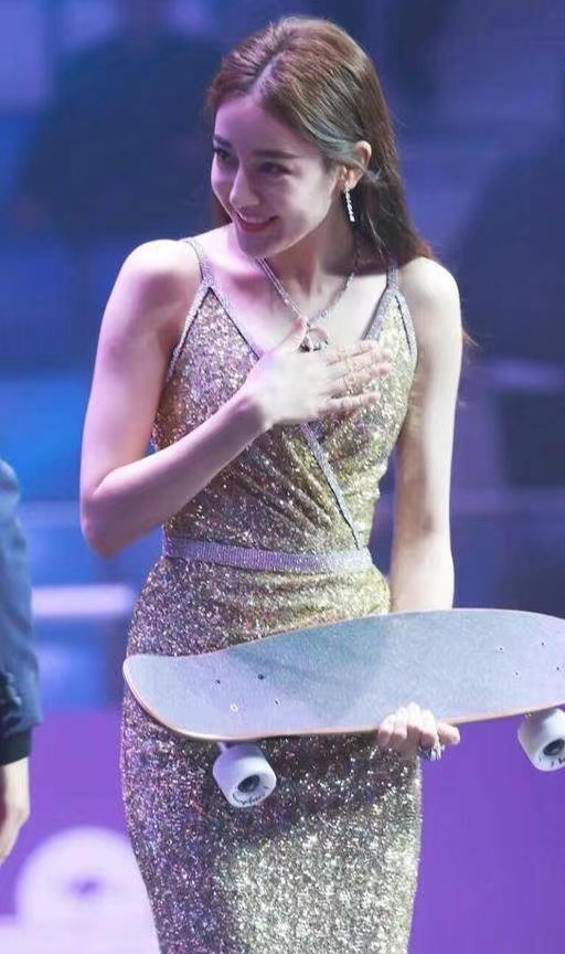 “酥胸半露”却偏要捂着,故作矜持,有一种尴尬叫迪丽热巴玩性感