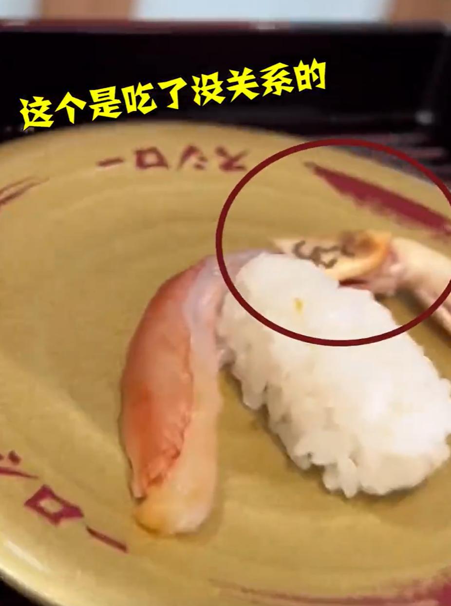 顾客发现蟹腿上有虫卵,服务员称吃了没事,顾客:我晚上肚子疼,店方:是蟹蛭卵,相关部门已介入