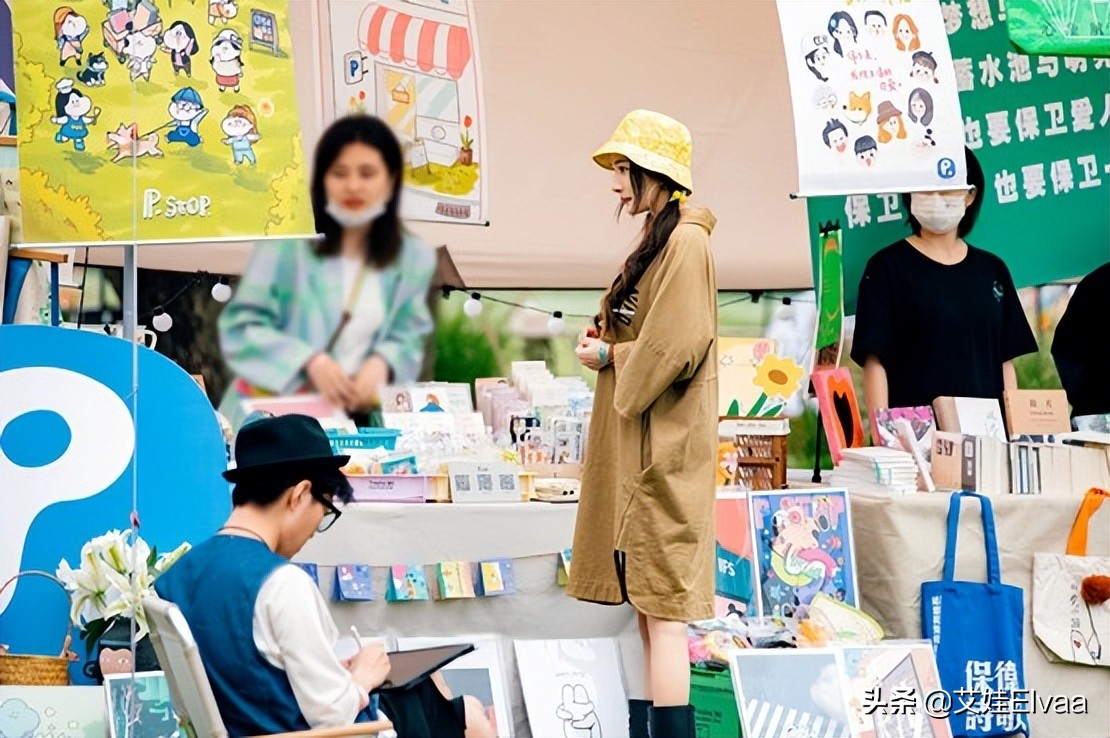 杨幂久违现身瘦到脱相,杨幂现身机场大秀蛮腰和长腿