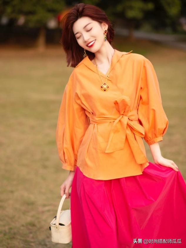 皮肤灰的女生穿什么显白,黑白灰女生穿什么颜色好看