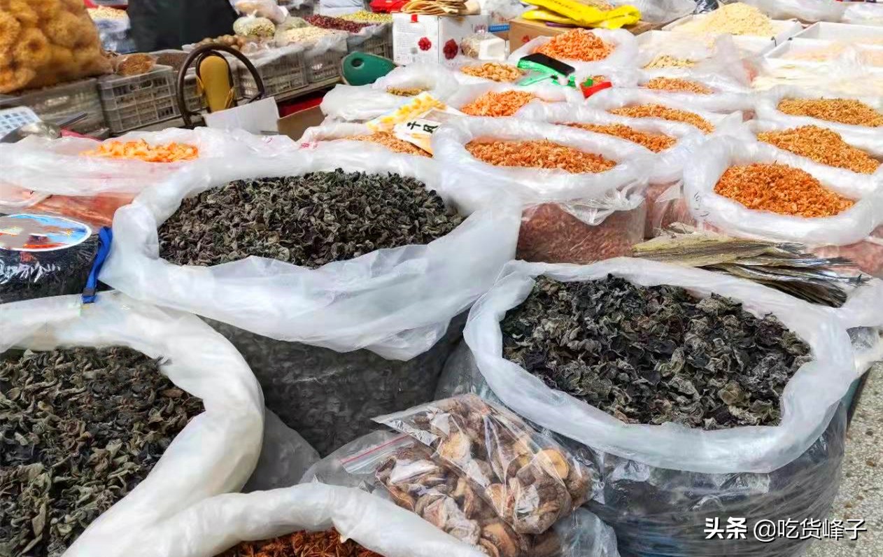 农村赶集寻找更好的食材,年货必备6种食物