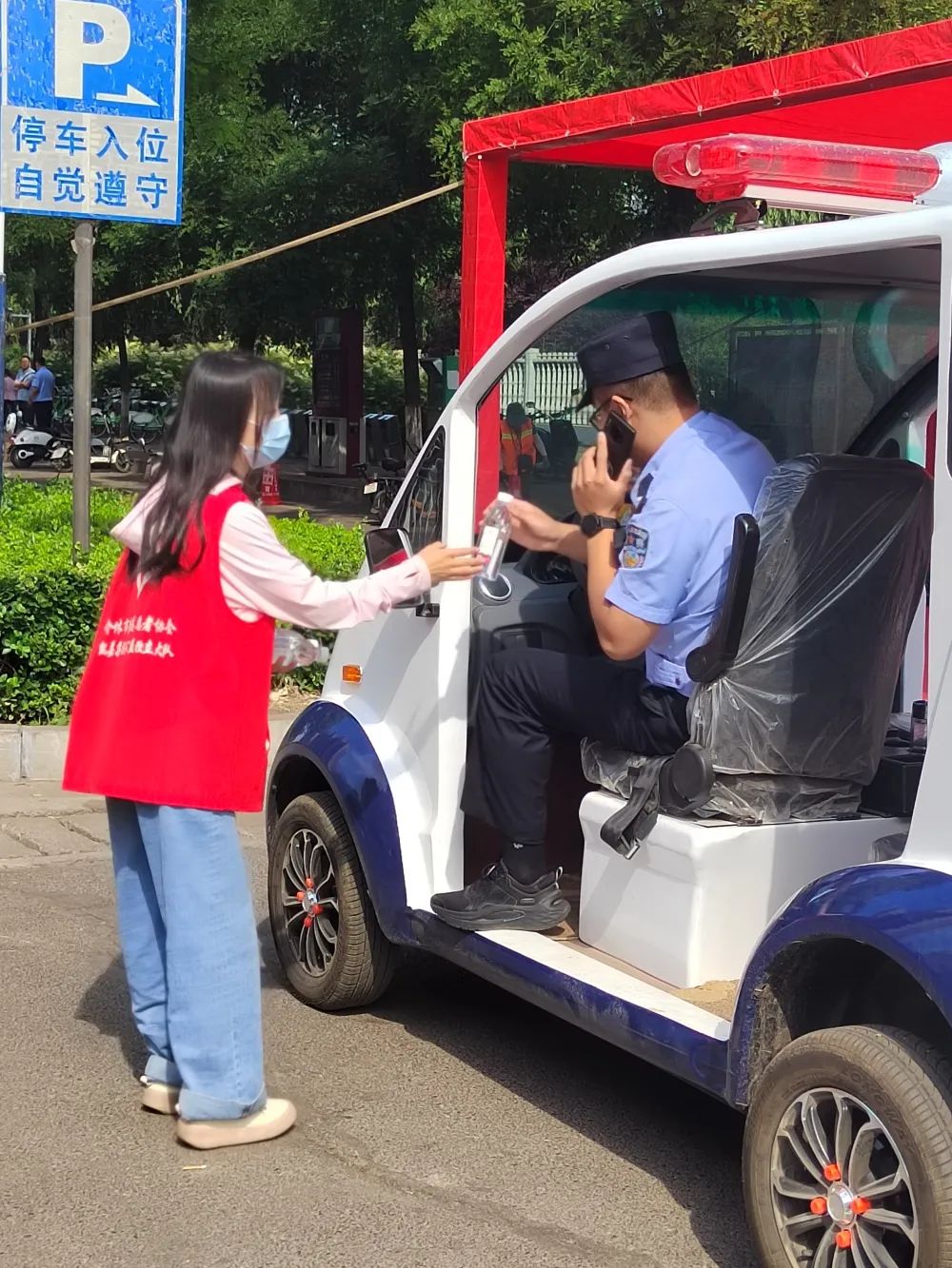 介休青志协红马甲为你护航，愿你旗开得胜，未来闪闪发光