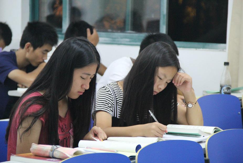 树立榜样人物、提升审美认知，对学生认知思维发展的促进作用