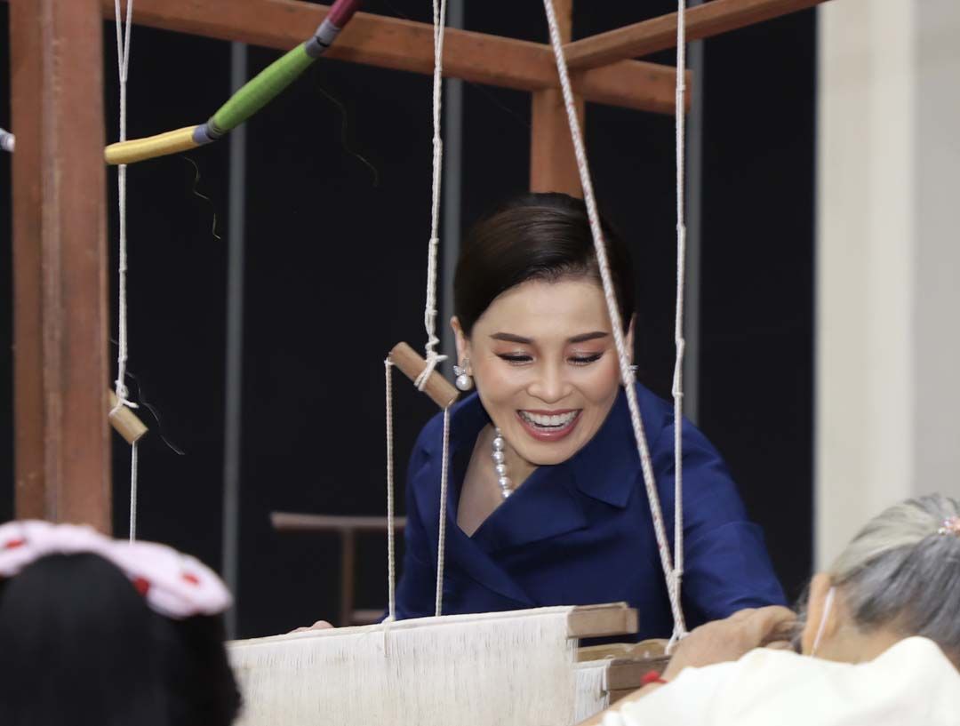 苏提达穿搭越来越新潮,苏提达穿礼服裙佩戴珠宝