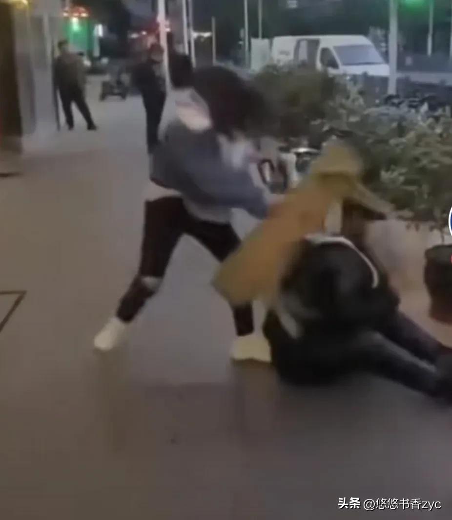 上海女子打人后续：想花5万元和解，真实身份被扒成笑话