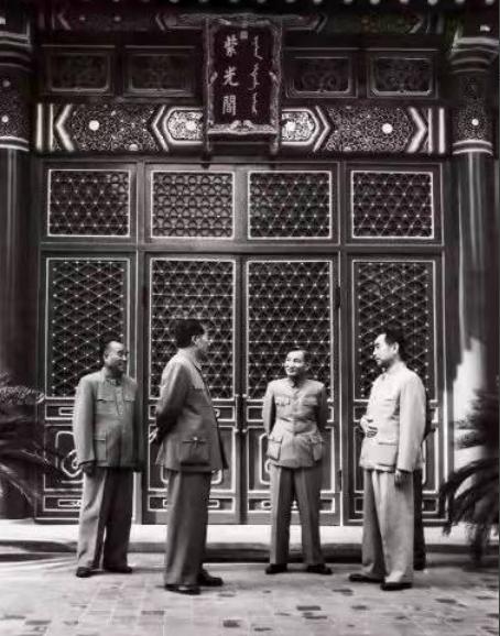 新中国成立前，*剑英叶**邀请中央入驻中南海，毛*东泽**拒绝：不做皇帝