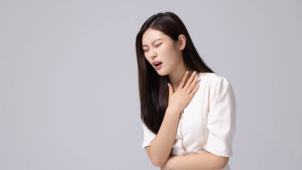 确诊新冠咽痛吃什么,感染新冠嗓子痛喝热水还是冷水