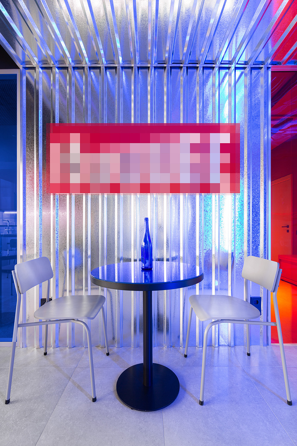 红蓝渐变手机游戏开发公司基辅办公设计欣赏