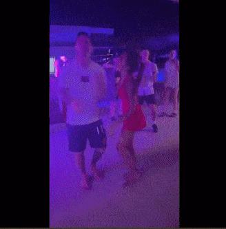 姊呰タ鍙屾墜鎸囧ぉ鍜屼粬濡诲瓙鎷ユ姳娣峰壀,姊呰タ搴嗙鍔ㄤ綔浜插惢