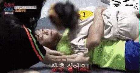 韩国综艺继父以游戏为由,不顾继女反抗狂摸全身,网友骂爆!