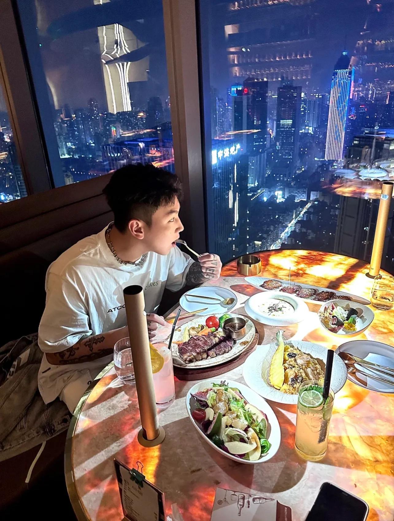 30天赚180万，头条“巴菲特”每天美女环绕住别墅开豪车咋做到的