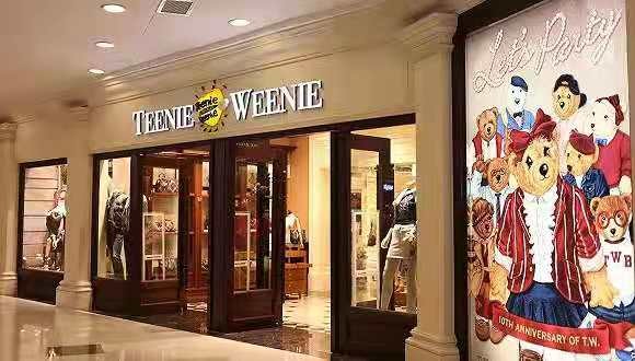 曾被人笑为“拖油瓶”，如今却在天猫唯品会大火，这只小熊不简单