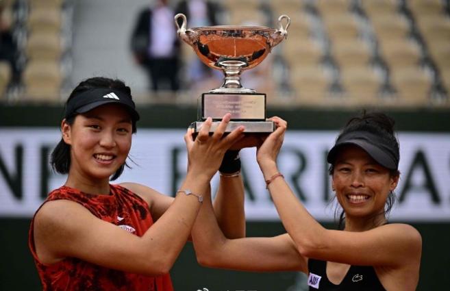 中国金花法网夺冠！王欣瑜首获大满贯冠军，逆转后状态爆发超神勇