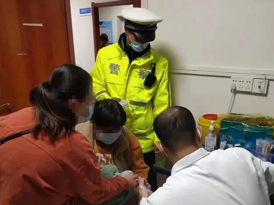 孩子高烧昏迷暖心司机,孩子发高烧晕厥交警送医