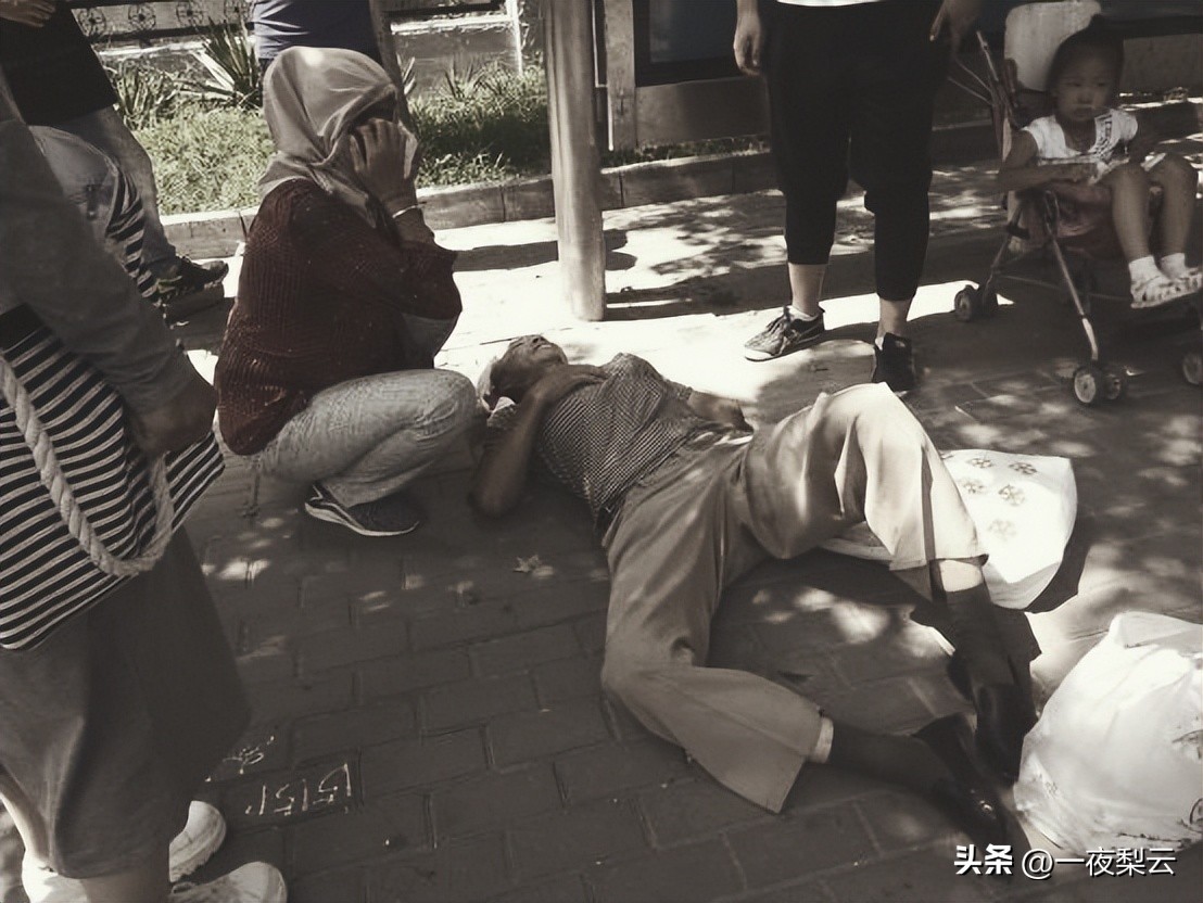 15岁女孩街头扮牛被人骑点赞,15岁女孩街头扮牛后续