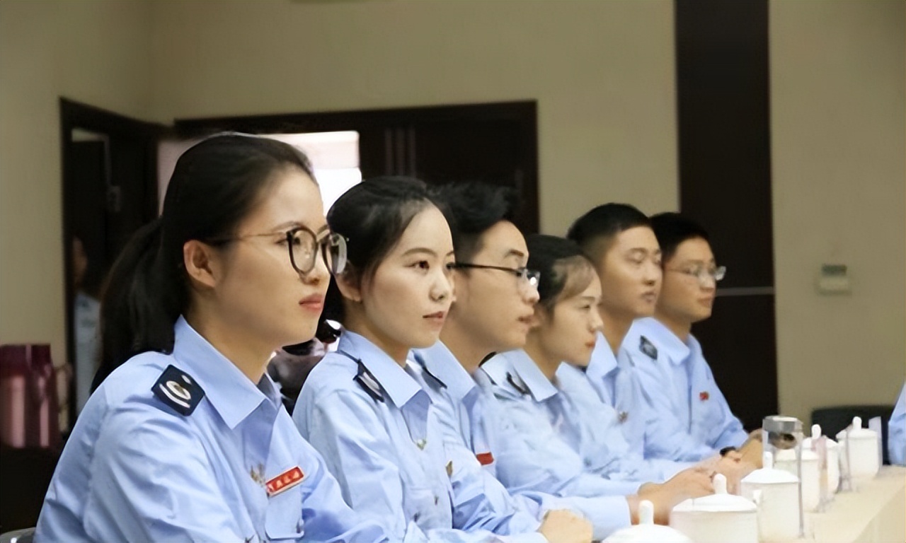 上海公务员报考条件2024,大学生报考公务员有哪些条件