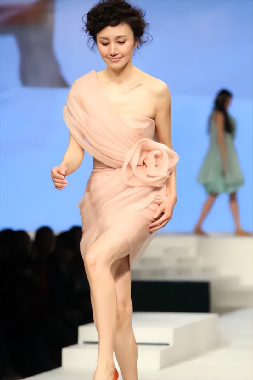 袁泉相逢时节粉色衬衫,袁泉的穿衣风格有哪些特点