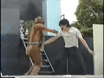 日本国宝级帅哥假面骑士,假面骑士救了人却被伤害