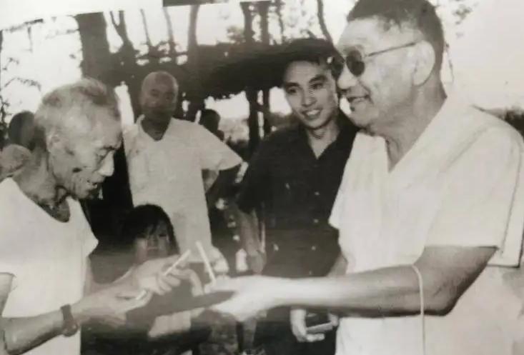 1973年，尤太忠给老政委*小平邓**送烟，*小平邓**拿到烟说了什么？