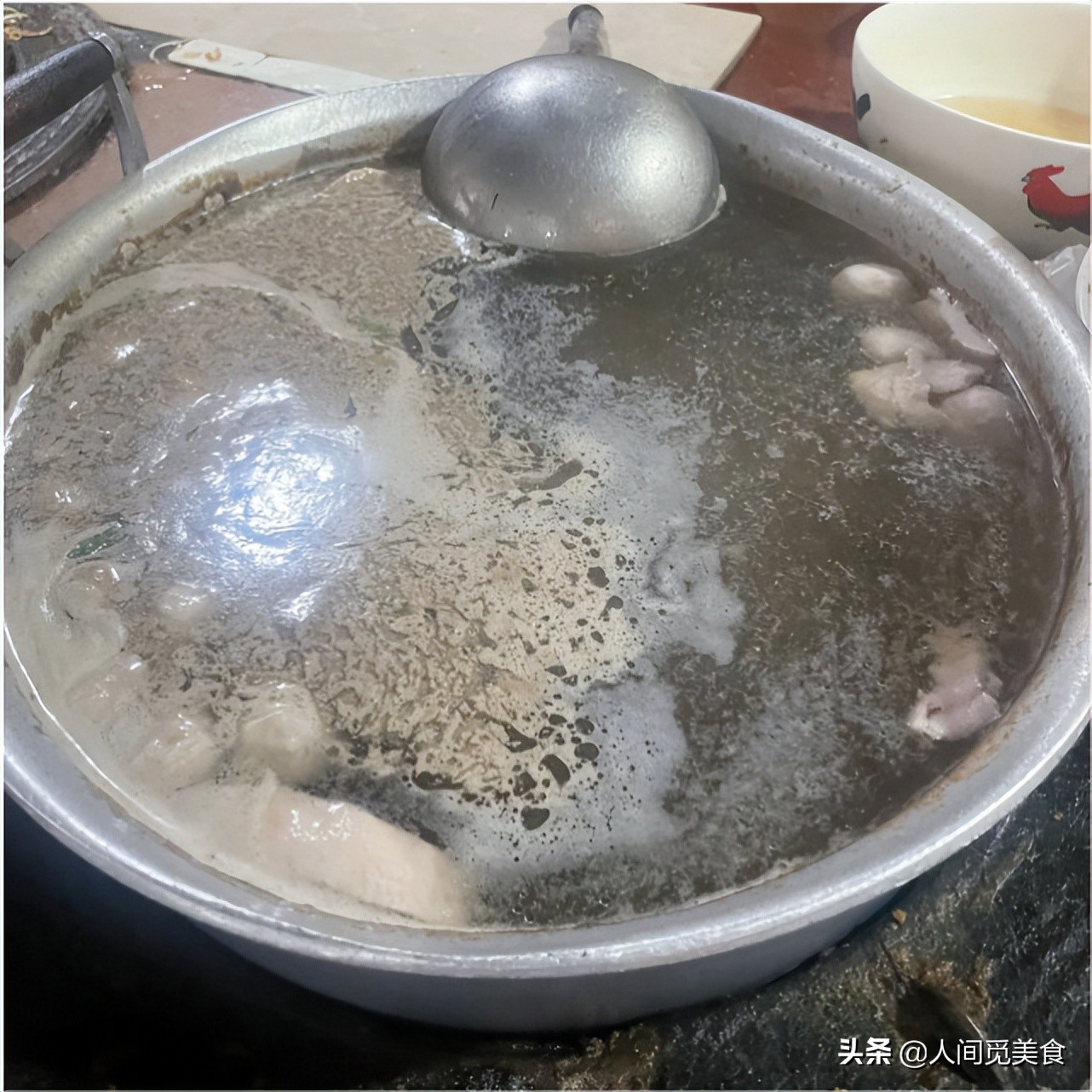 广东小镇上的这家店,3代人传承30年,环境脏破旧客人也抢着吃