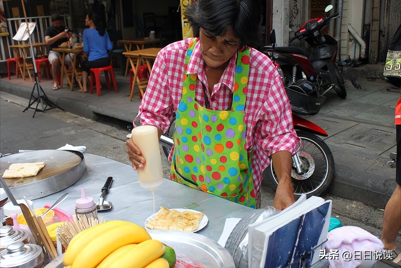 泰国街边小吃油炸蛋卷,泰国旅游必买的20种美味零食推荐
