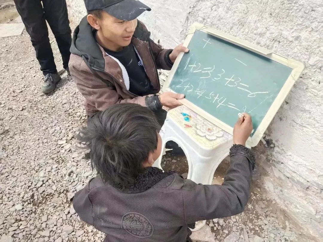 爱心人士半天认领136个微心愿,爱心人士一起帮孩子们点亮微心愿