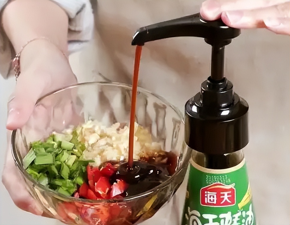 马桶异味太大教你一招轻松解决,用什么能快速清掉马桶上的透明胶