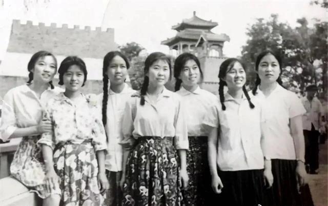 变态的纳粹德国,*光脱**犹太人女人衣服,集体*杀屠**!