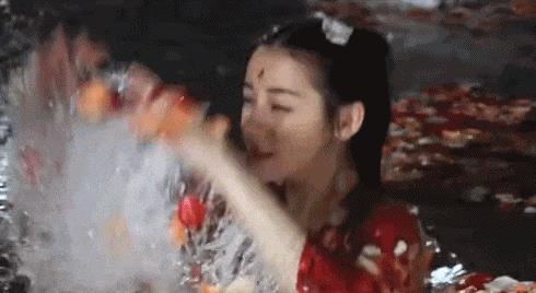 胸罩*点露**,花式泳衣,这些辣眼睛的操作,导演肚子里没一点墨水吗