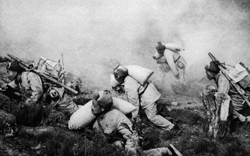 郭忠田排长消灭215个美军，全排零伤亡，秘诀是人手一把小铁锹