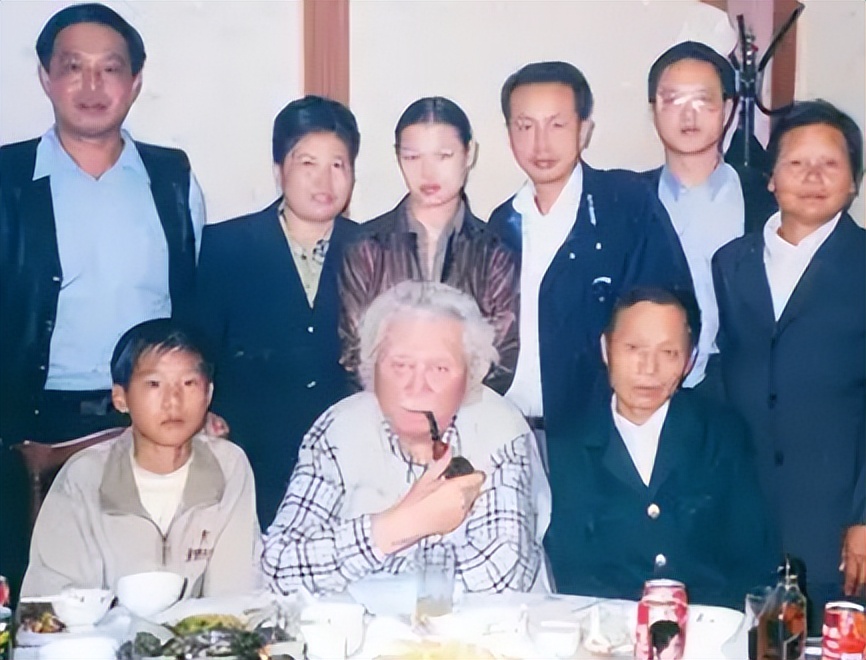 成龙叫房仕龙还是陈港生,成龙姓房为什么叫陈港生