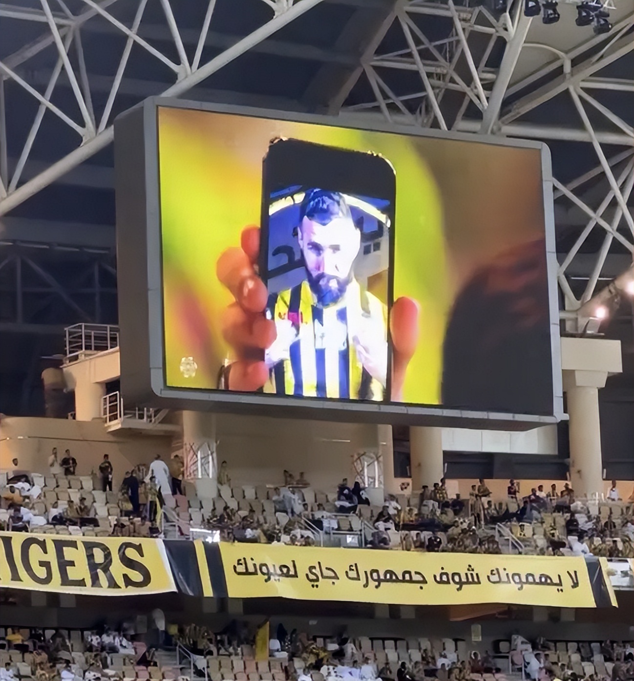 本泽马10亿转会费,皇马1亿报价哈里凯恩