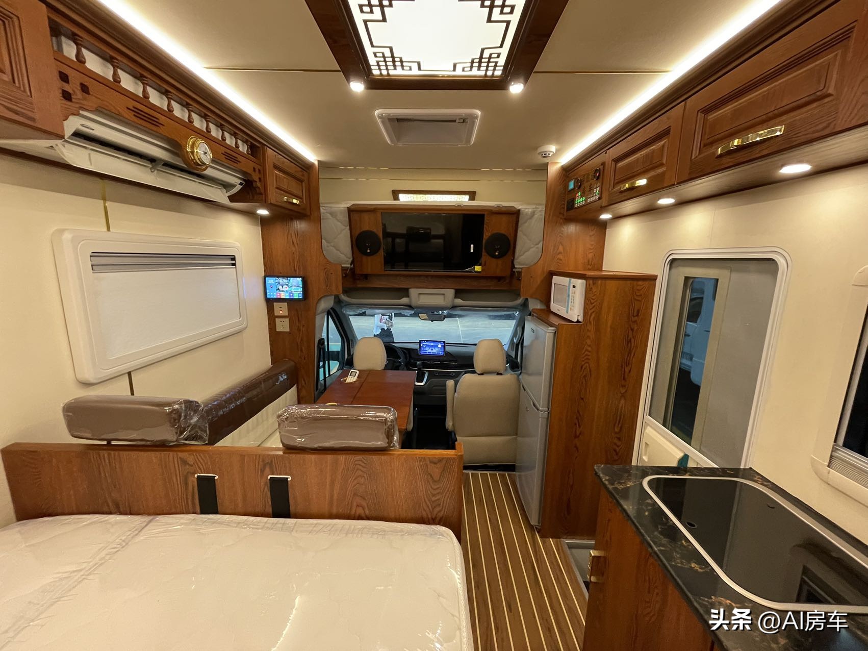 退休后逐梦旅行开啥车？夕阳红2号，精装修2室一厅，真适合老年人