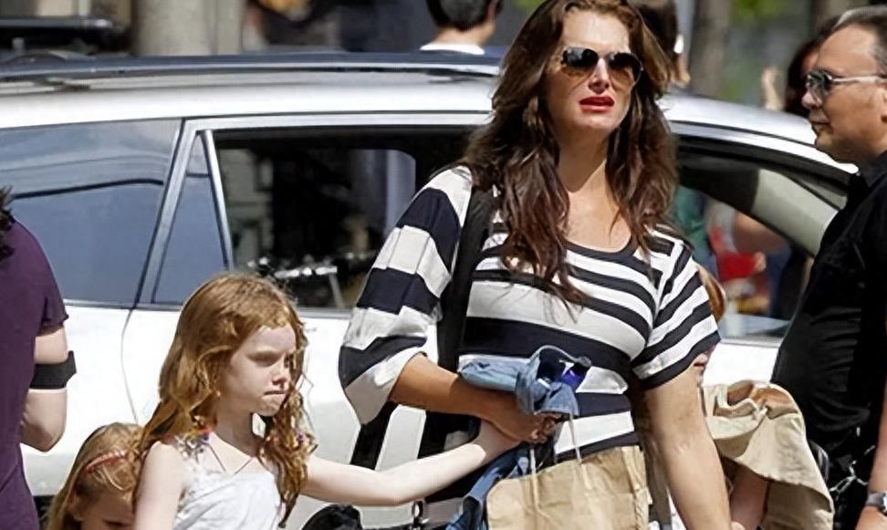 10岁全裸出镜，20岁声称自己仍是处女，“美国舒淇”的裸照风波