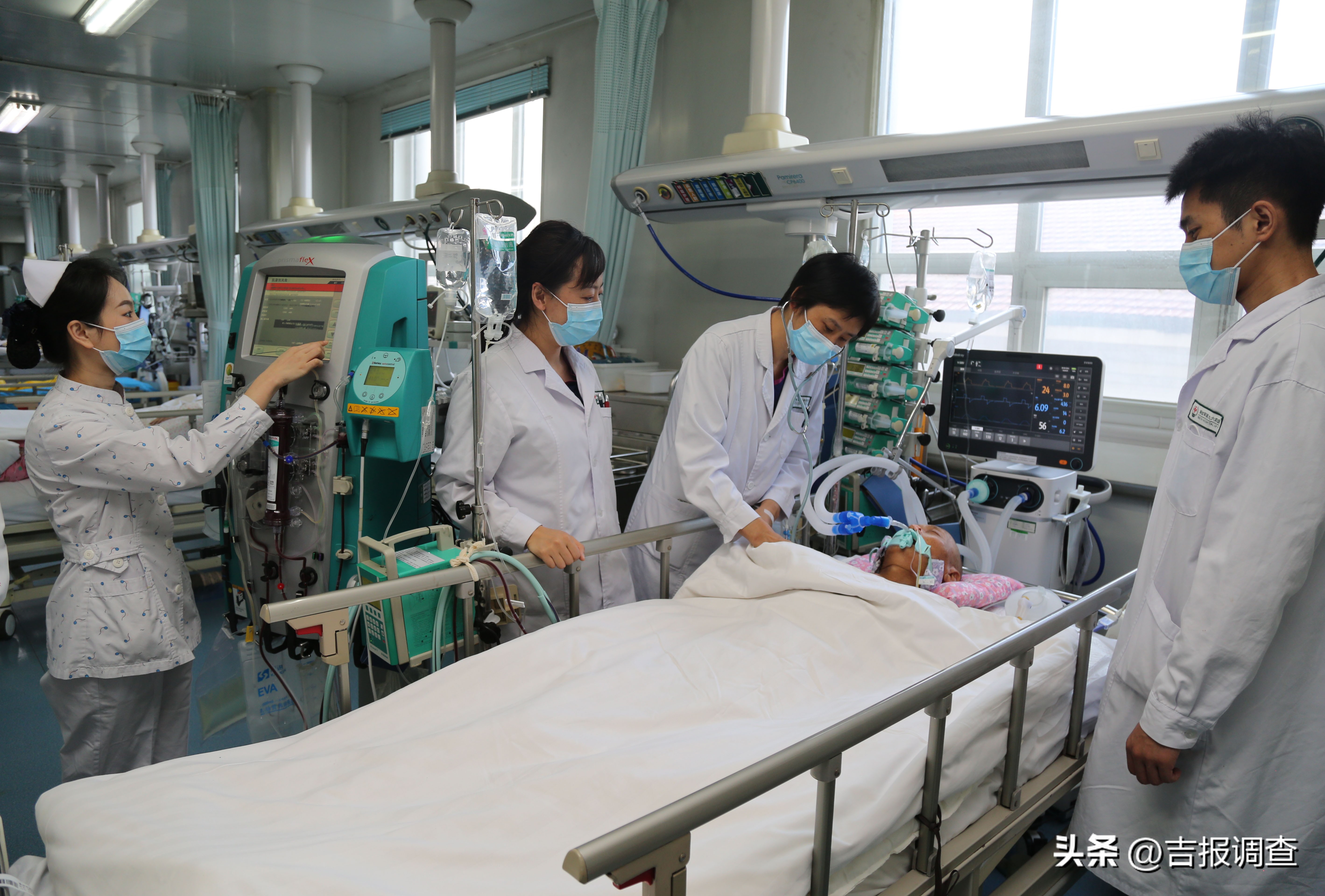 120送来昏迷不醒、没有家属陪同且身份不明的高龄患者后，解放军第九*四六**医院医护人员立即展开全力救治