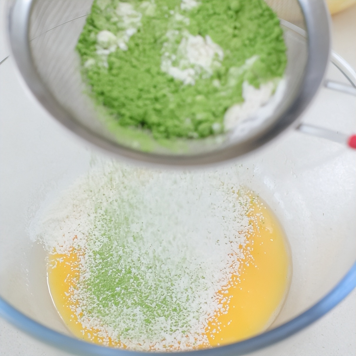 记住这个重点,蛋糕糊做好摆上半小时,依然蓬松暄软不消泡