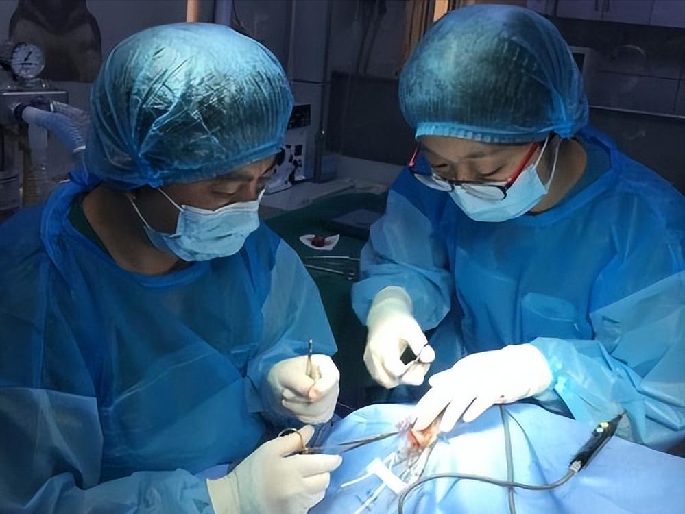 老人脸上出现疤痕发痒怎么回事,老人脸上长黑结痂痒怎么治