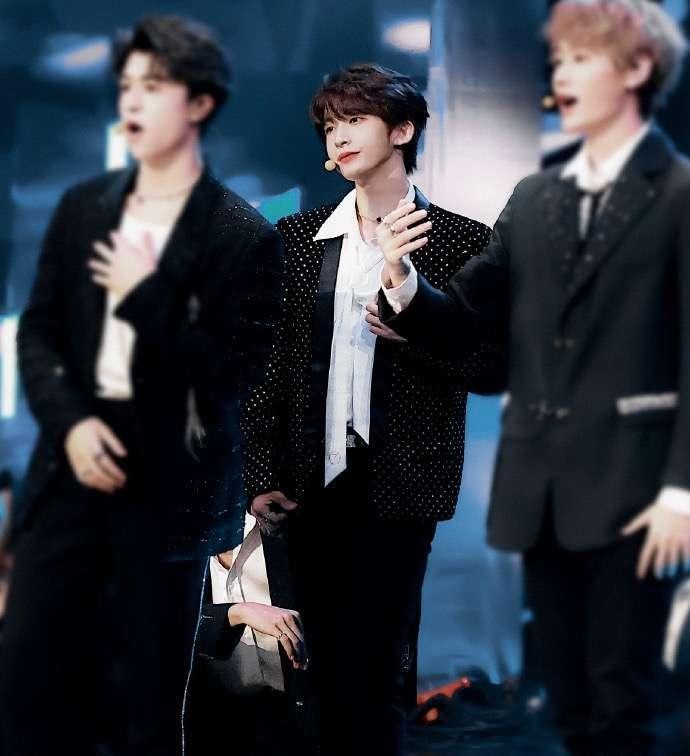 荒唐！演唱会门票炒到2W多，临开场也不降价，现场大片空位！