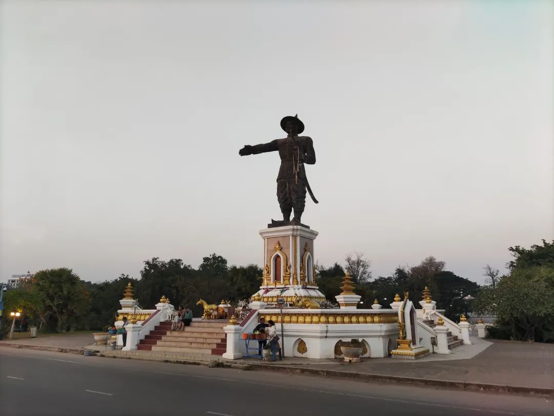 中老铁路沿途有多美,中老高铁列车抵达万象
