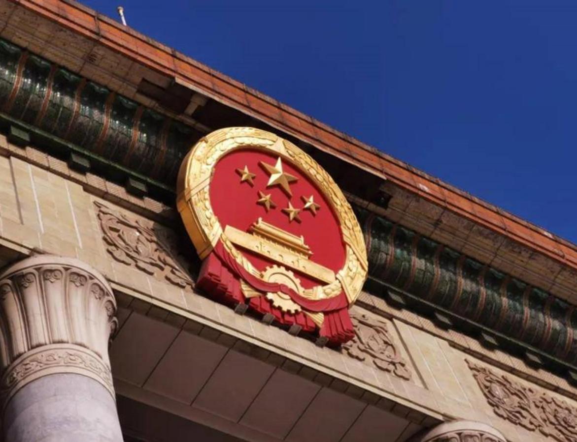 人民大会堂名字为何是后改的？它原先叫什么？毛主席亲自改名